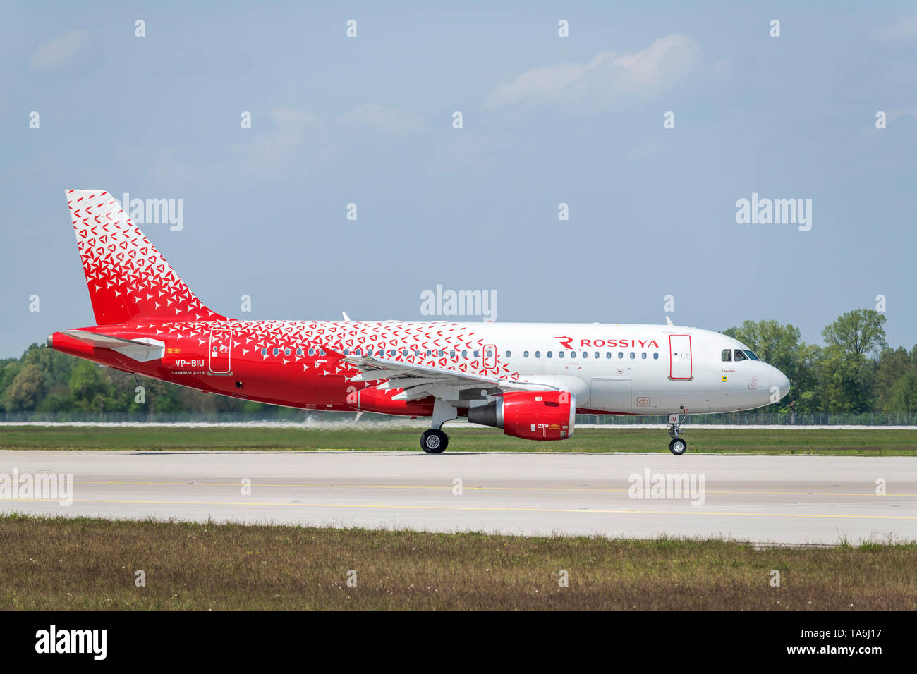 Monaco di Baviera, Germania - 02 Maggio. 2019 : Rossiya - Russian Airlines Airbus A319-114 con il velivolo numero di registrazione VP-BIU è il rullaggio per il decollo su th Foto Stock