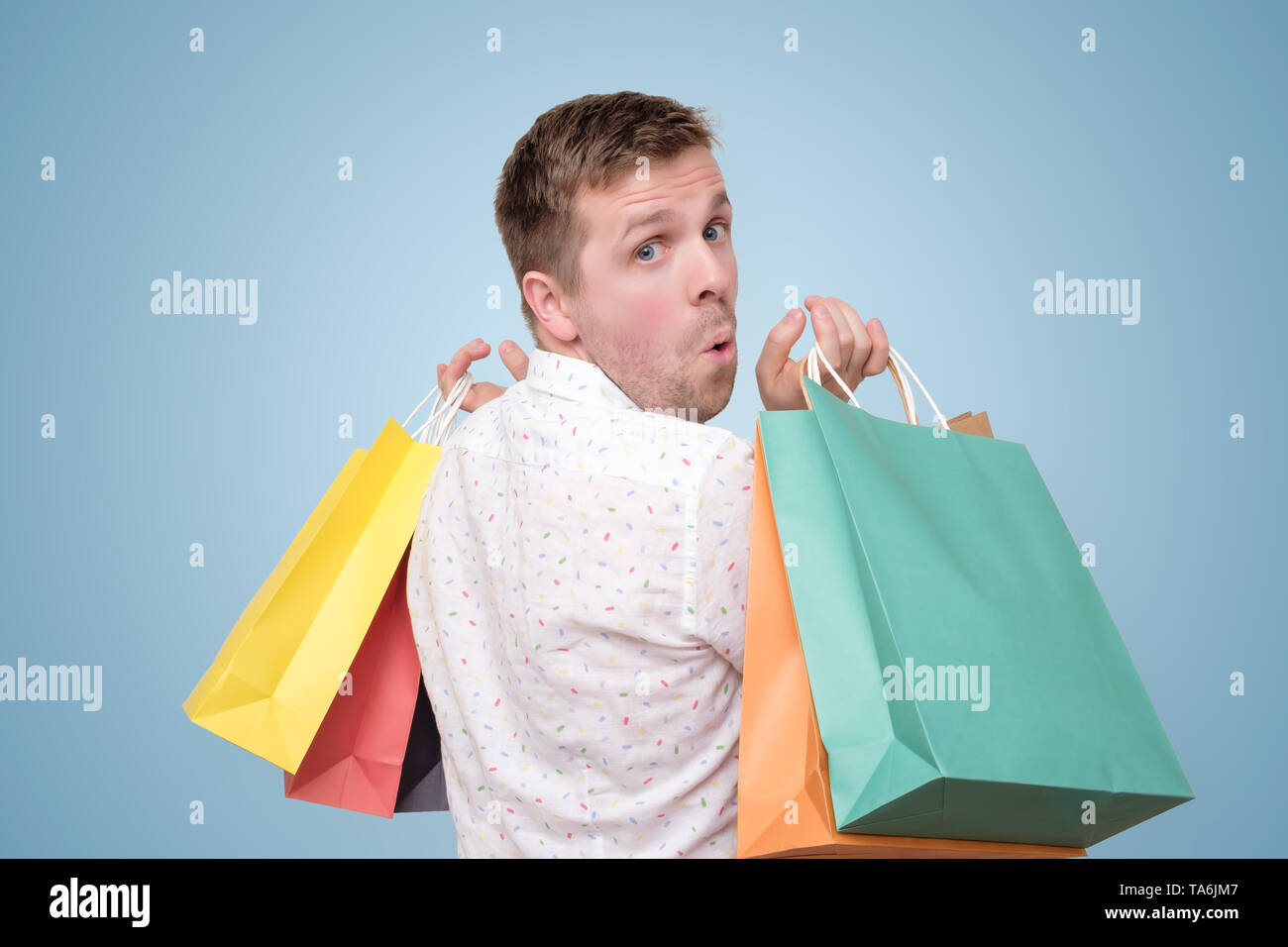 Uomo con pila di sacchi con doni con ammortizzatori Foto Stock