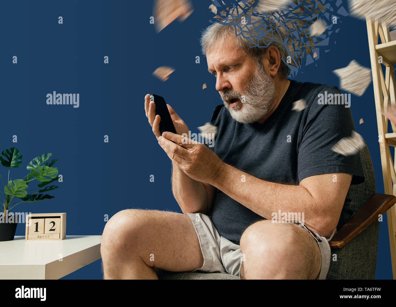Annegare immagine di perdere di mente. Il vecchio uomo barbuto con malattia di Alzheimer seduto e chiedendo di smartphone. Concetto di malattia, la perdita di memoria a causa di deme Foto Stock