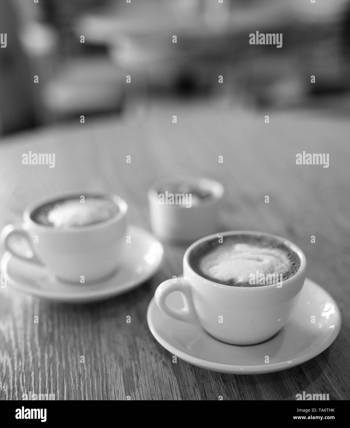 Cappuccino tazze da caffè e zuccheriera con bokeh di fondo a Rick Stein barene Foto Stock