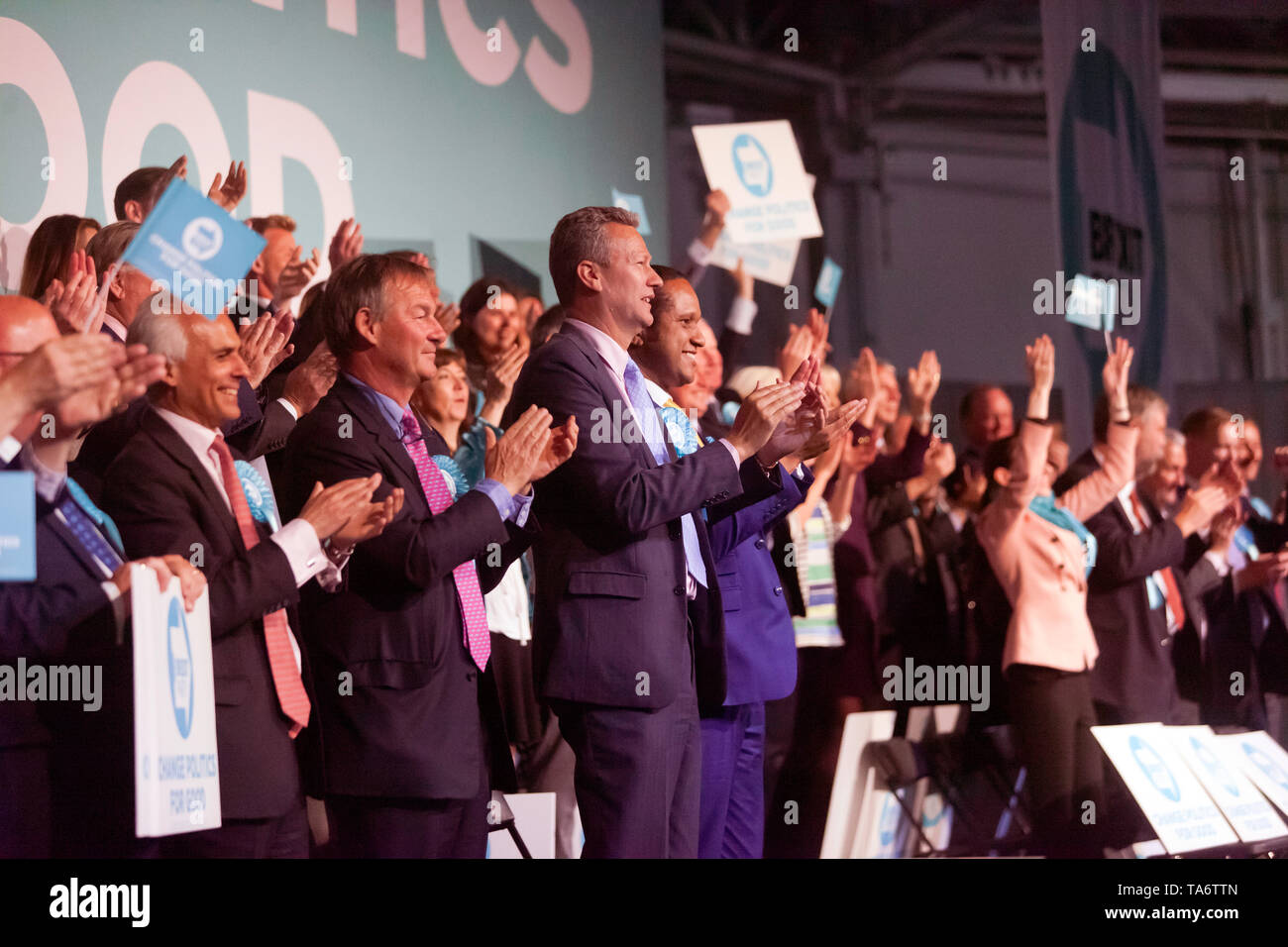 Brexit MEP candidati, sul palco durante un rally a Olympia, Londra Foto Stock