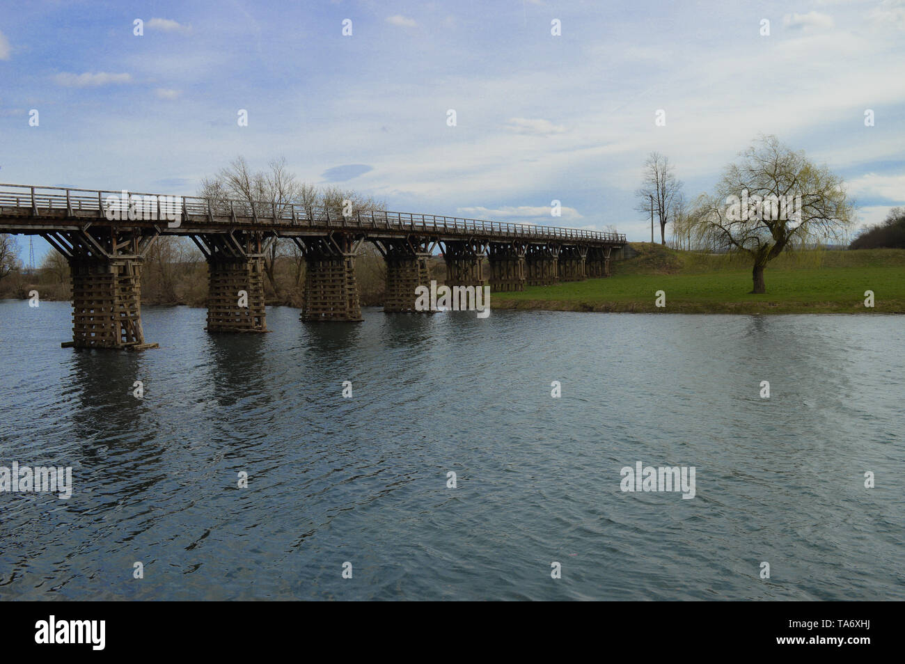 Passerella in legno oltre il fiume Korana in Karlovac, Croazia Foto Stock