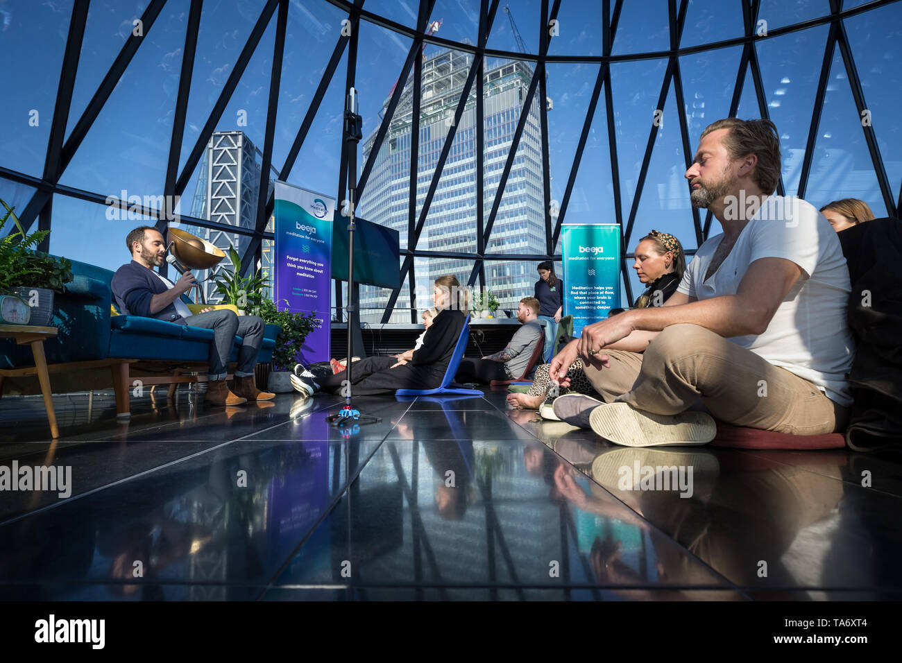 Mondo giorno meditazione eseguita nella parte superiore dell'edificio Gherkin guidato da meditazione guru sarà Williams(foto). Londra, Regno Unito. Foto Stock