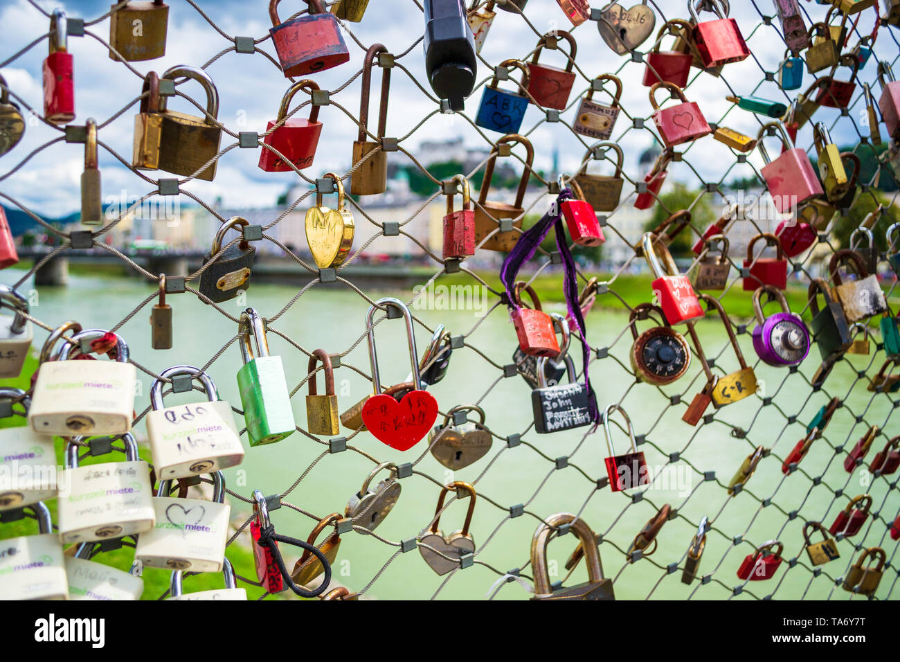 Salisburgo, Austria - Agosto 14, 2018: lucchetti che simboleggia l'amore, romanticismo, eterna amicizia al ponte Markartsteg a Salisburgo, Austria, un popolare Foto Stock