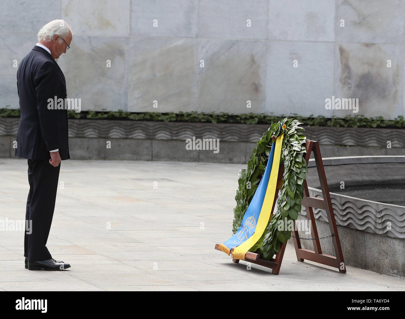 Re Carl XVI Gustaf durante una ghirlanda recante cerimonia al Giardino della Rimembranza a Dublino durante lo stato svedese visita in Irlanda. Foto Stock
