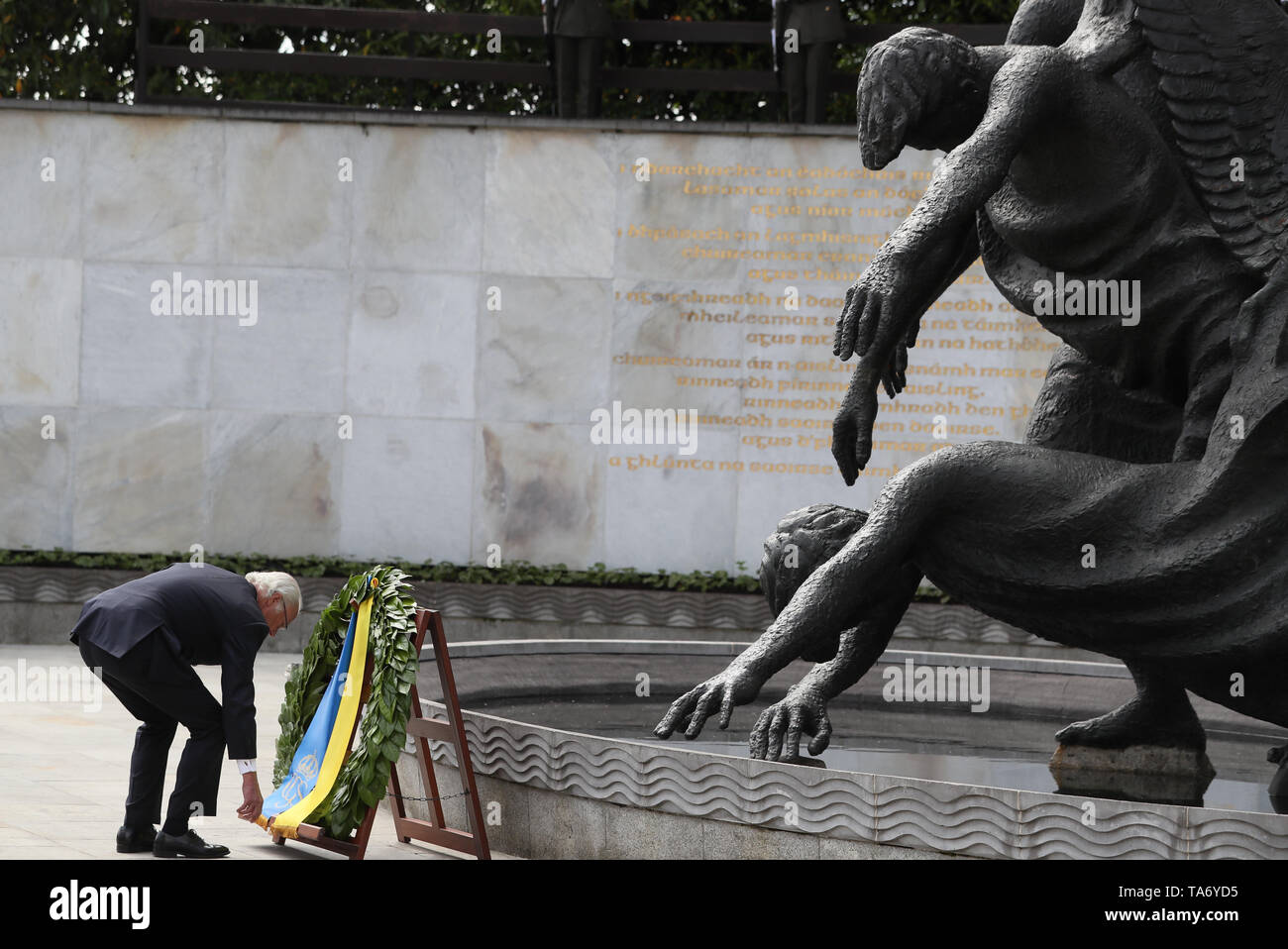 Re Carl XVI Gustaf durante una ghirlanda recante cerimonia al Giardino della Rimembranza a Dublino durante lo stato svedese visita in Irlanda. Foto Stock