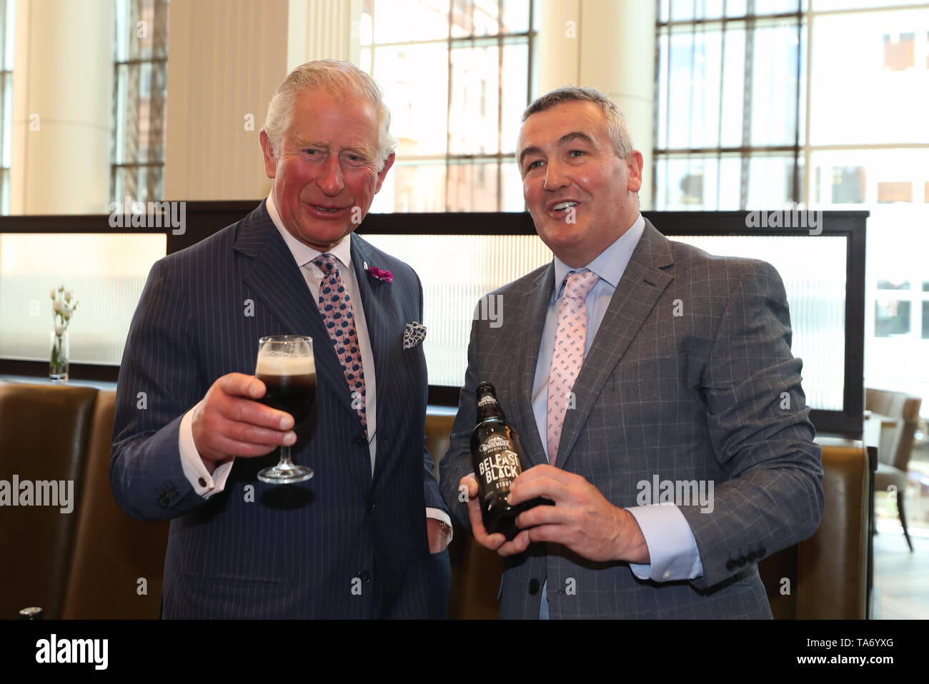 Il Principe di Galles ha un bicchiere di Belfast nero con Bernard Sloan della birreria di Whitewater come frequenta un ricevimento presso il Grand Central Hotel ha ospitato dallo Spirito di Belfast per celebrare coloro coinvolti nella fornitura il successo del turismo e artigianale di settori alimentari a Belfast. Foto Stock