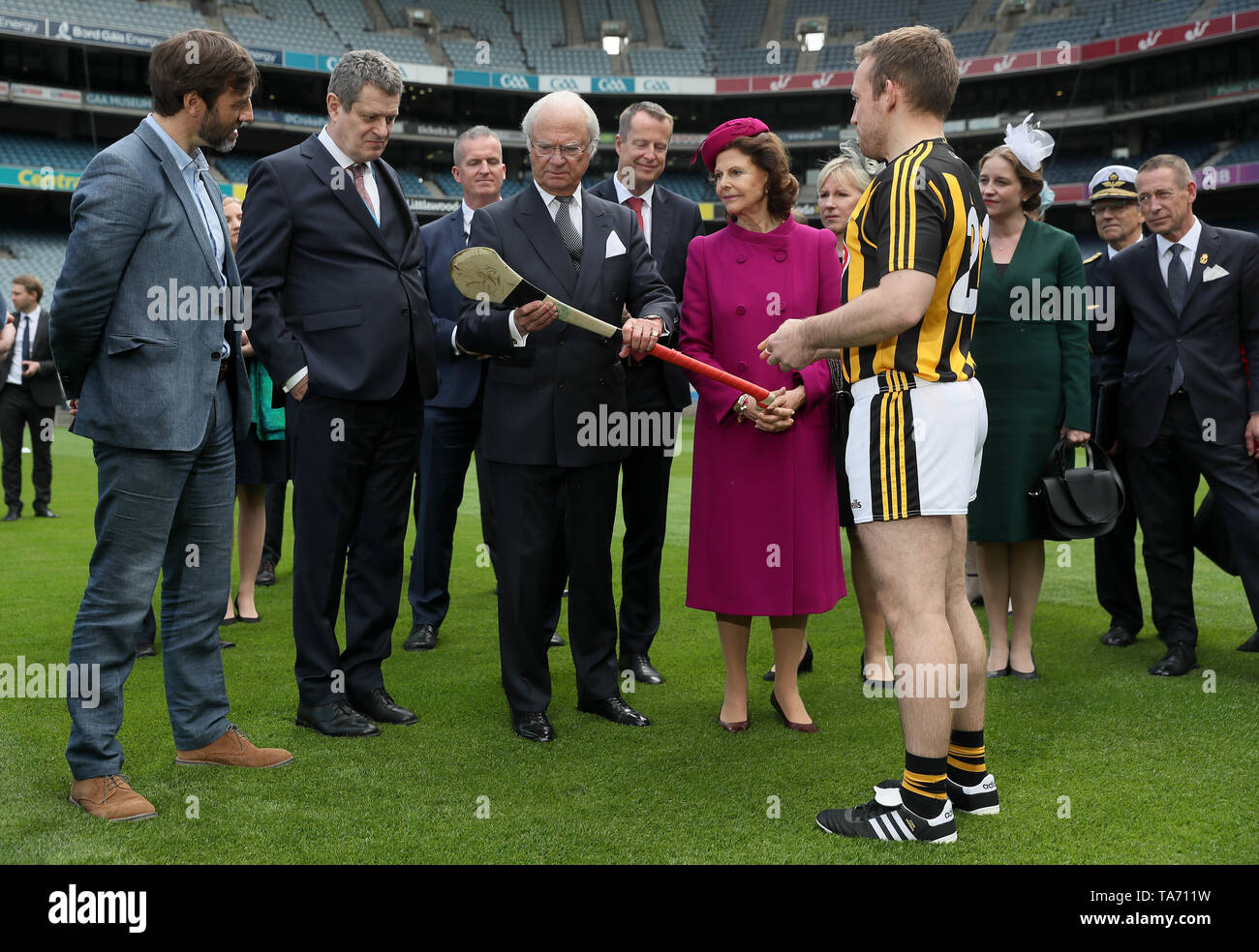 Re Carlo Gustavo XVI e la Regina Silvia di Svezia sono mostrati a scagliare da Kilkenny hurler Richie Hogan al Croke Park di Dublino durante lo stato svedese visita in Irlanda. Foto Stock