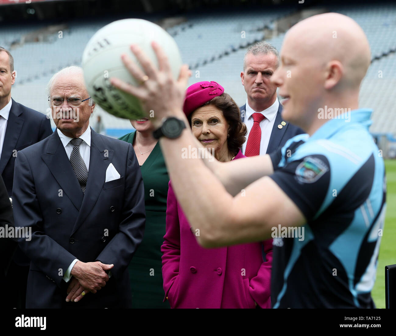 Re Carlo Gustavo XVI e la Regina Silvia di Svezia guarda una dimostrazione di calcio gaelico a Croke Park di Dublino durante lo stato svedese visita in Irlanda. Foto Stock