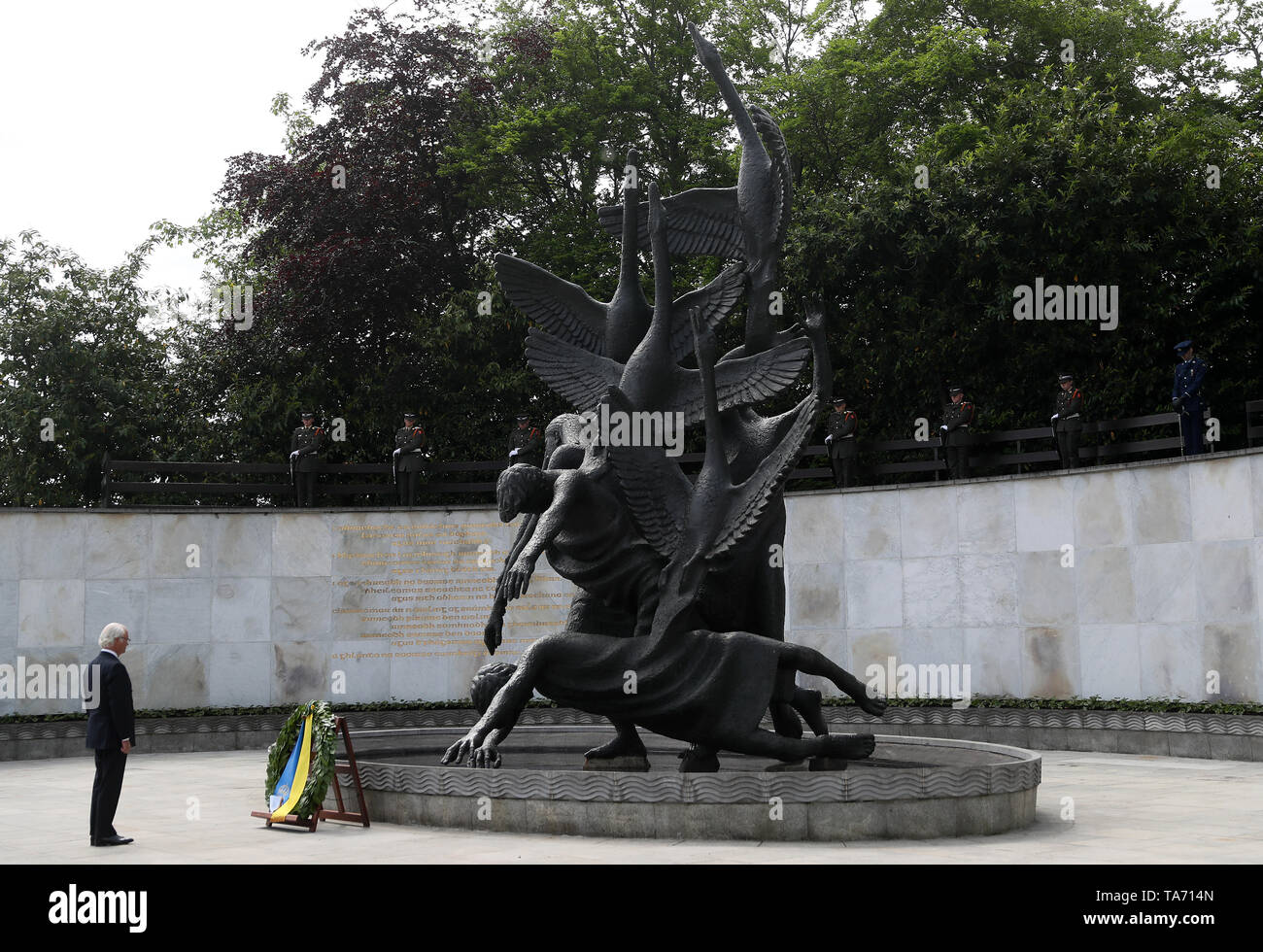 Re Carl XVI Gustaf durante una ghirlanda recante cerimonia al Giardino della Rimembranza a Dublino durante lo stato svedese visita in Irlanda. Foto Stock