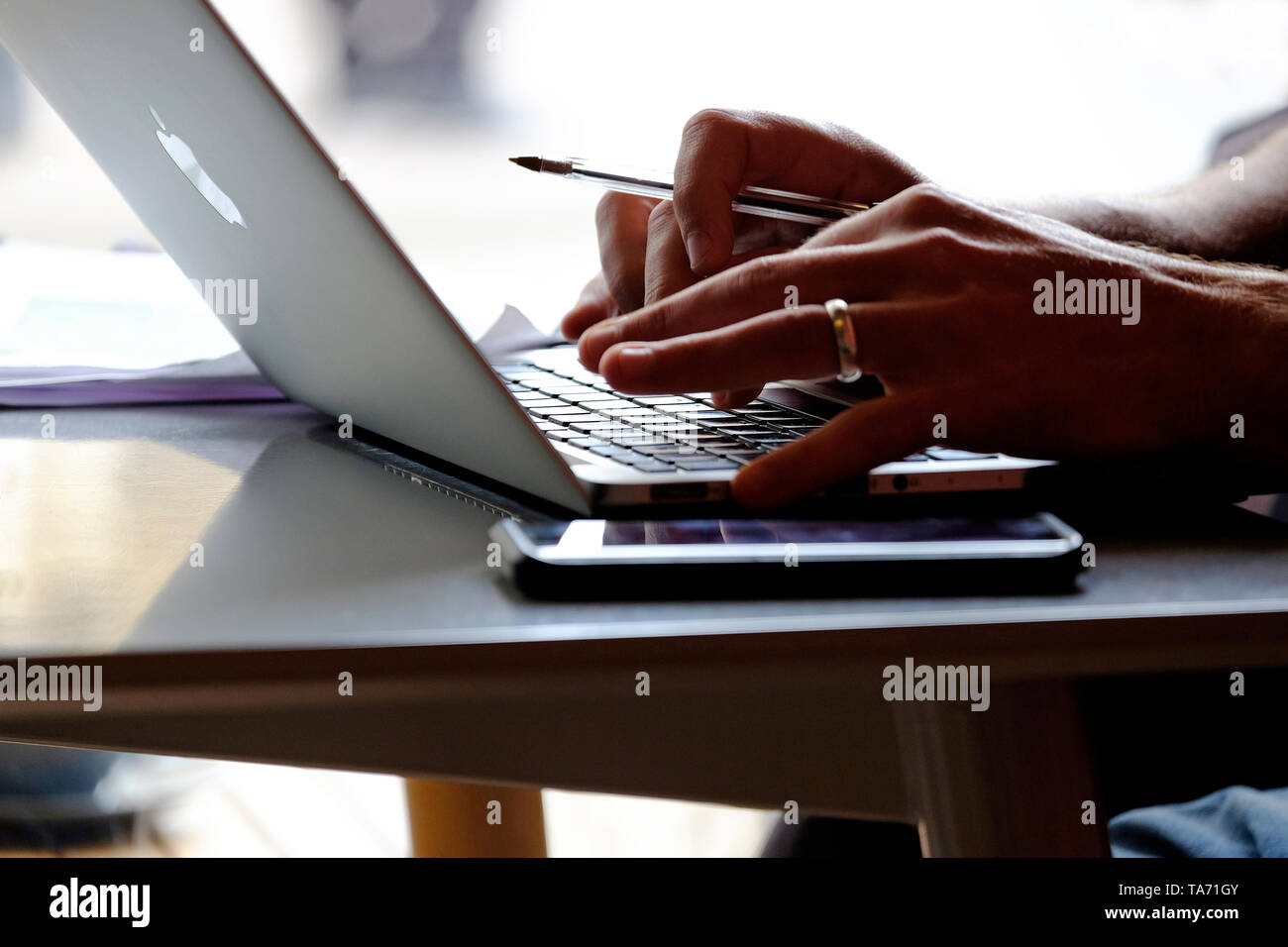 Persona che utilizza il computer portatile sul tavolo del bar top, Norfolk, Inghilterra Foto Stock