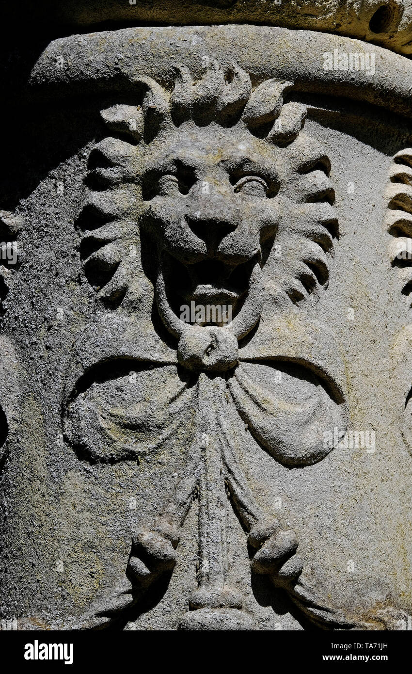 Motivo di lion sul vecchio giardino urna, houghton hall, Norfolk, Inghilterra Foto Stock