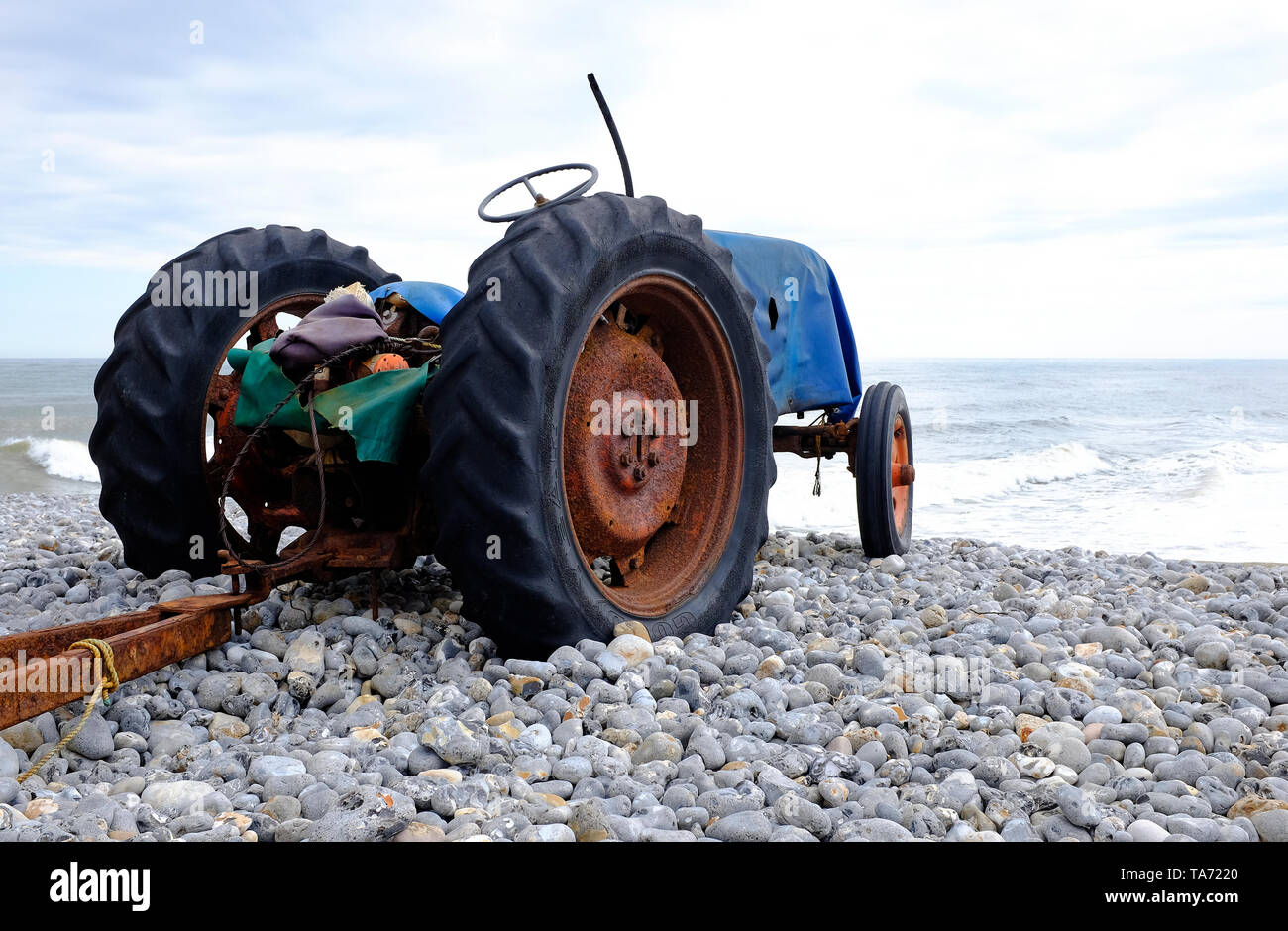 Vecchio arrugginito sul trattore cromer beach, a nord di Norfolk, Inghilterra Foto Stock