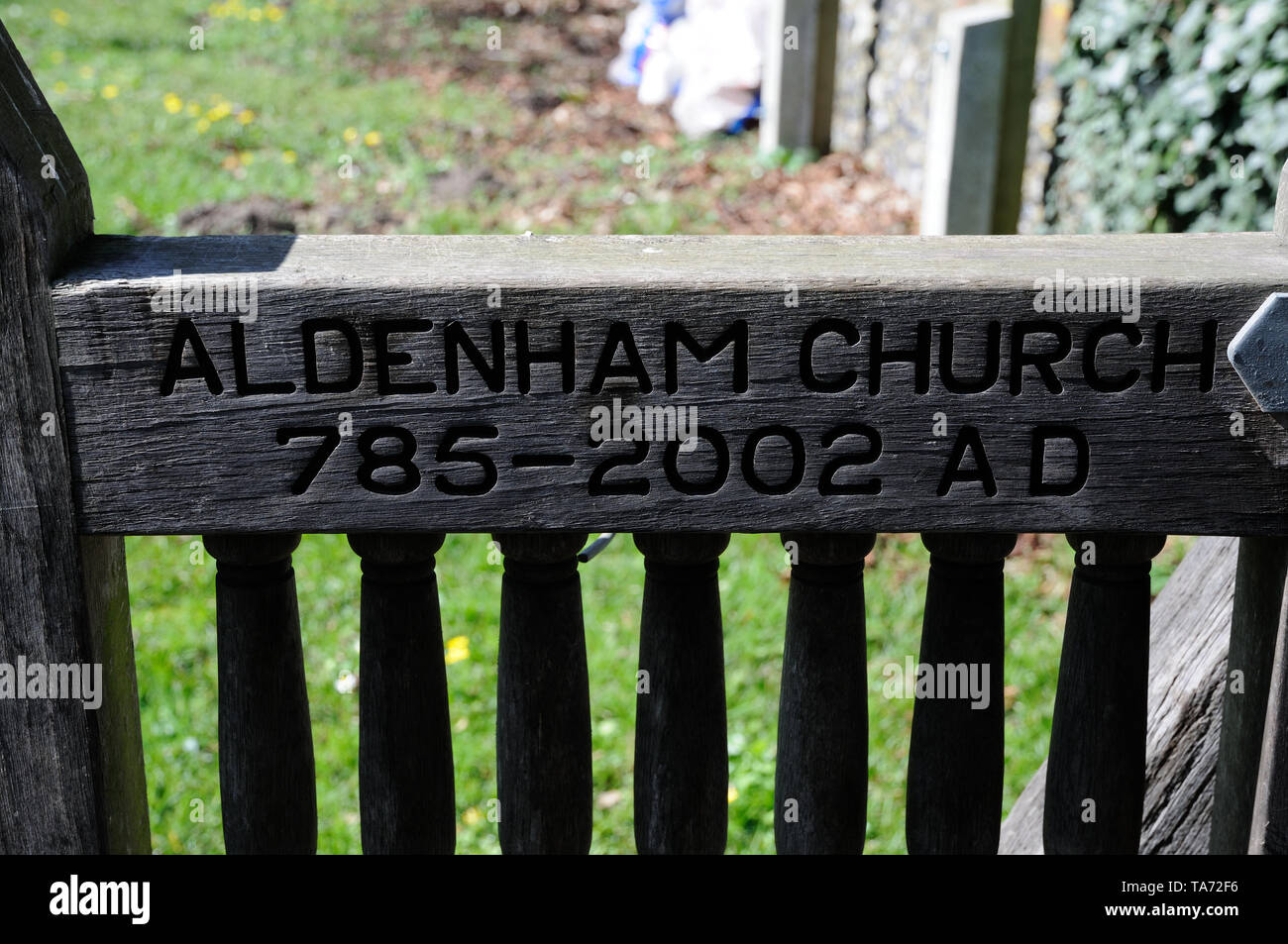 Lychgate a San Giovanni Battista, Aldenham, Hertfordshire, è inscritta 'Aldenham Chiesa 785-2002 AD' Foto Stock