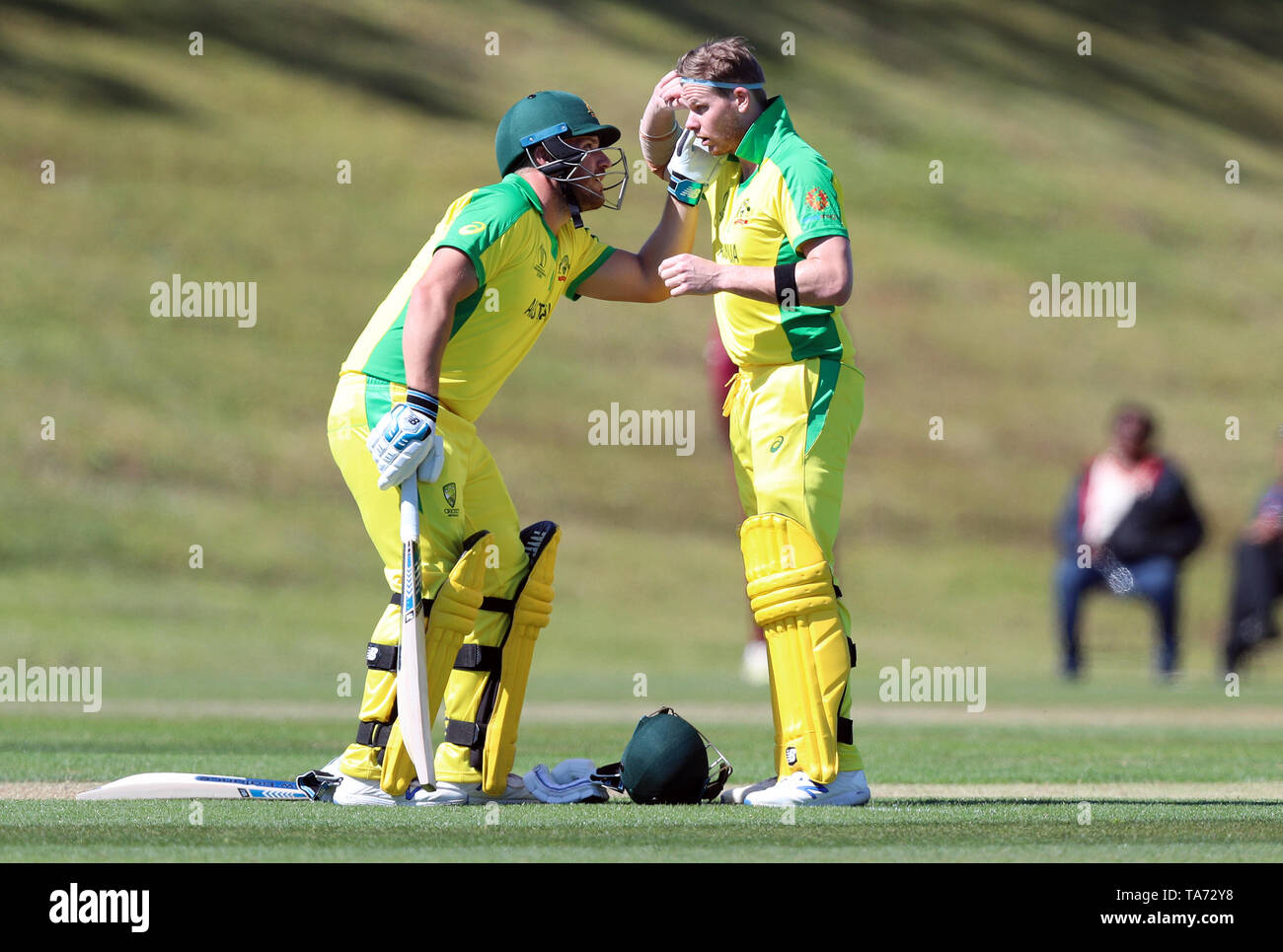 Australia Aaron Finch (sinistra) aiuta il team mate Steve Smith a controllare il suo occhio durante la Coppa del Mondo di warm-up corrisponda alla terra nursery, Southampton. Foto Stock
