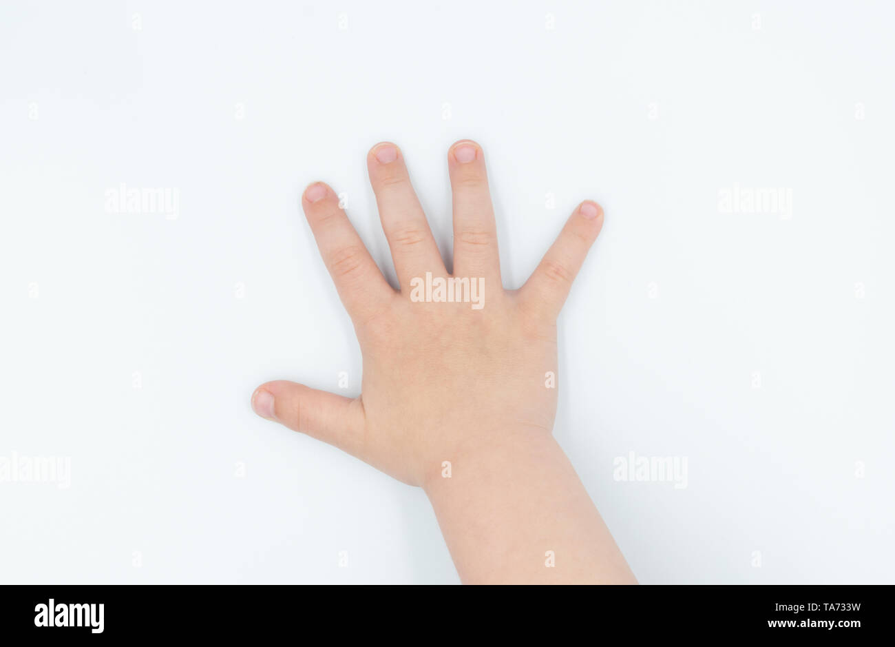 Questa è una acquisizione per un bambino mano su uno sfondo bianco in una luce di studio Foto Stock