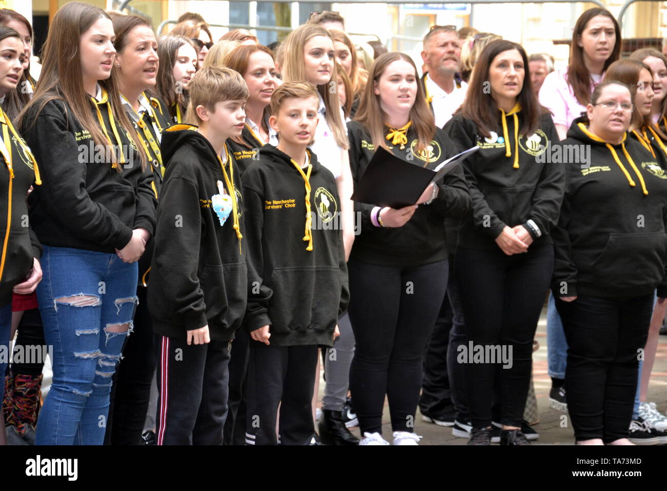 22nd maggio, 2019. Secondo anniversario commemorazione dell'attacco terroristico della bomba Manchester Arena che ha lasciato 22 persone morte: I membri del coro dei superstiti di Manchester cantano a St Ann's Square, Manchester, Regno Unito. Foto Stock