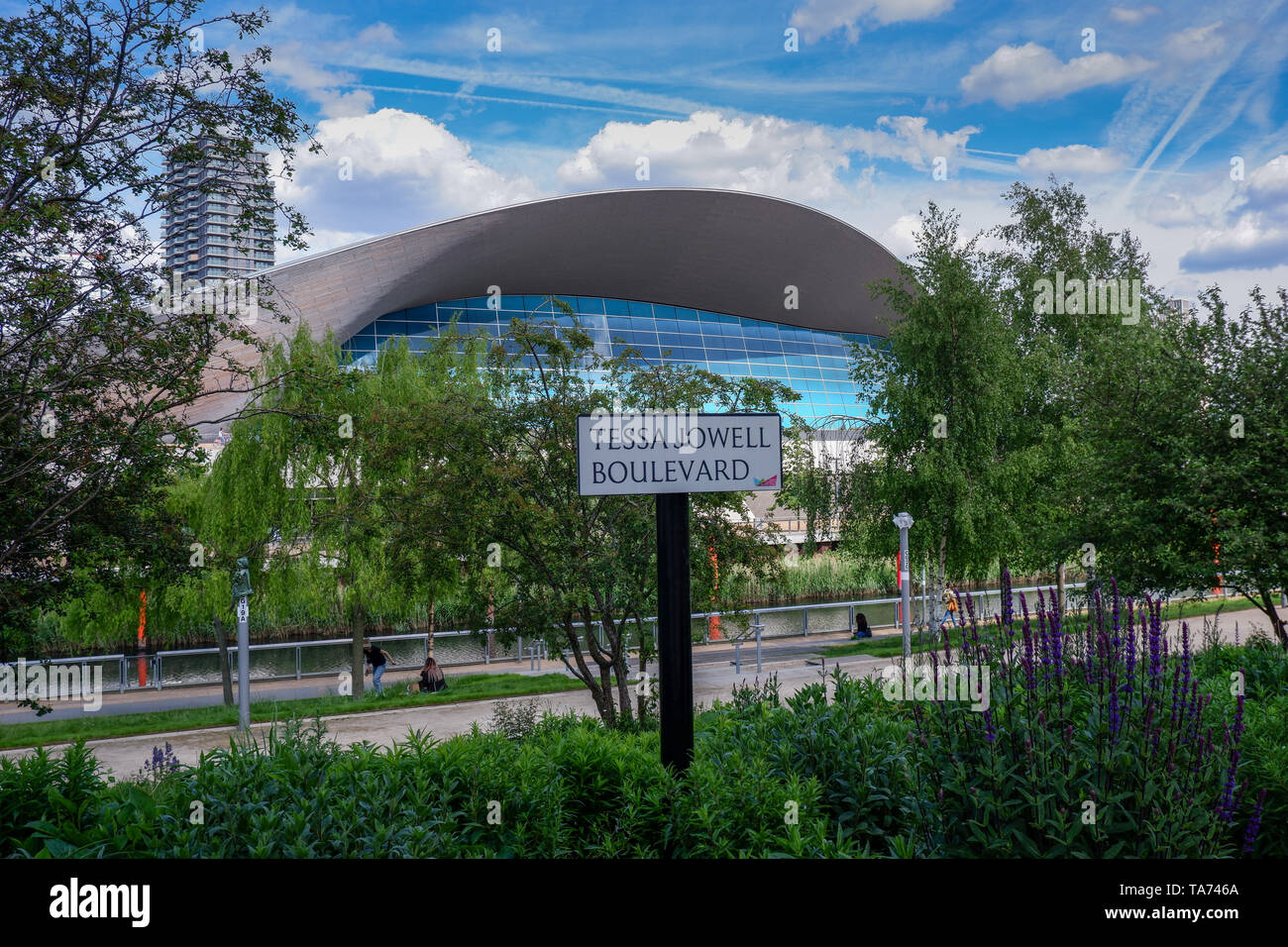 Tessa Jowell Boulevard ' principale plaza pedonale marciapiede in Queen Elizabeth Olympic Park, London, Regno Unito Foto Stock