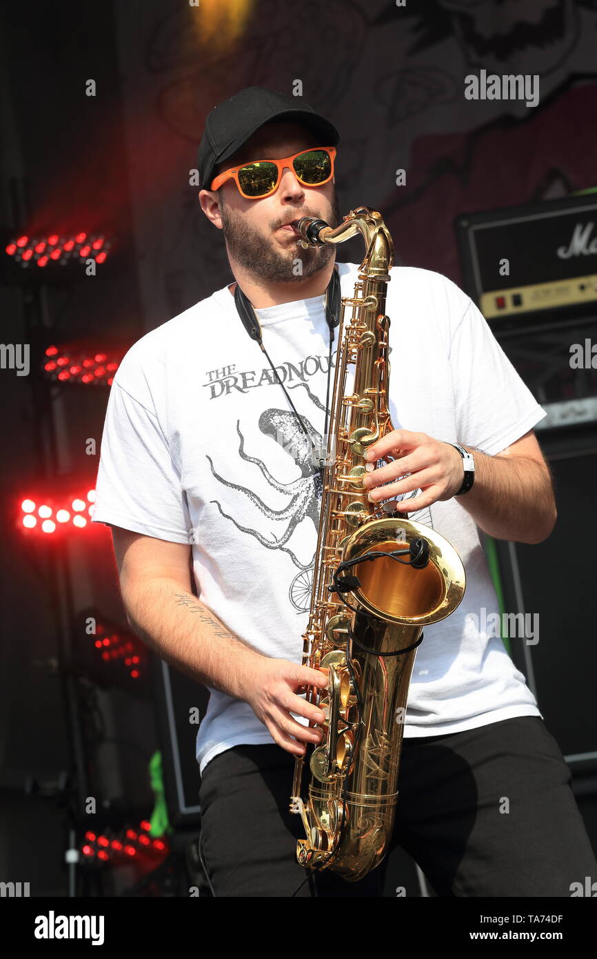 Quebec, Canada. Trombone player, Josh Michaud di Kman & il 45s esibirsi dal vivo sul palco durante il Pouzza Fest di Montreal. Foto Stock