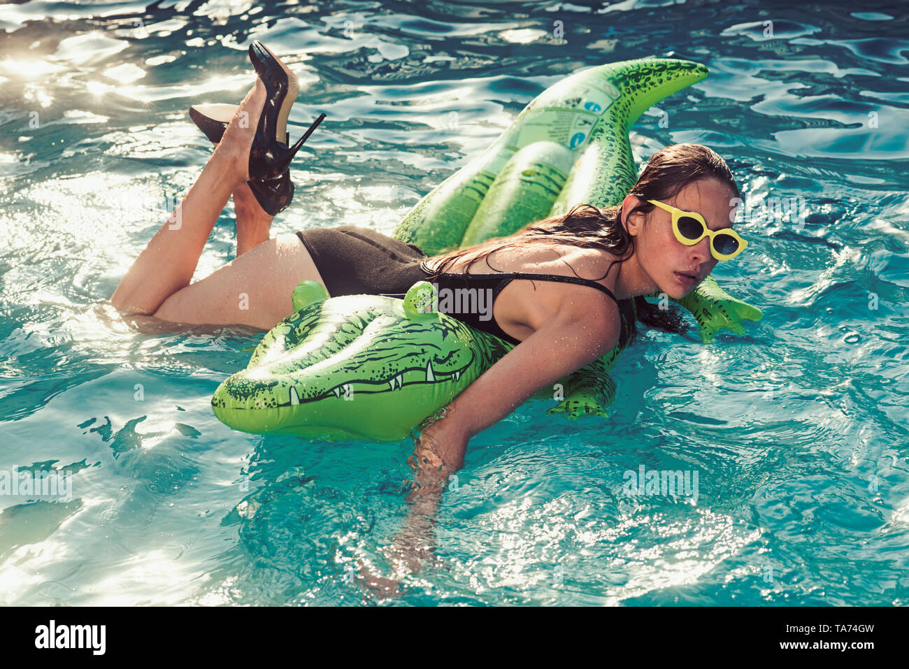 Ragazza sul mare con materasso gonfiabile. ragazza nuotare in coccodrillo  in piscina Foto stock - Alamy