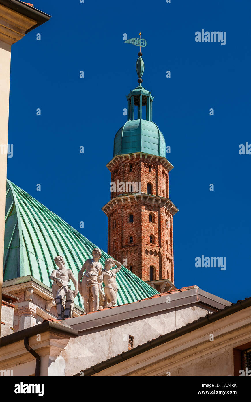 Torre Bissara sorge sopra la famosa Basilica Palladiana tetto. Completato nel xv secolo, è il più alto edificio in Vicenza Foto Stock