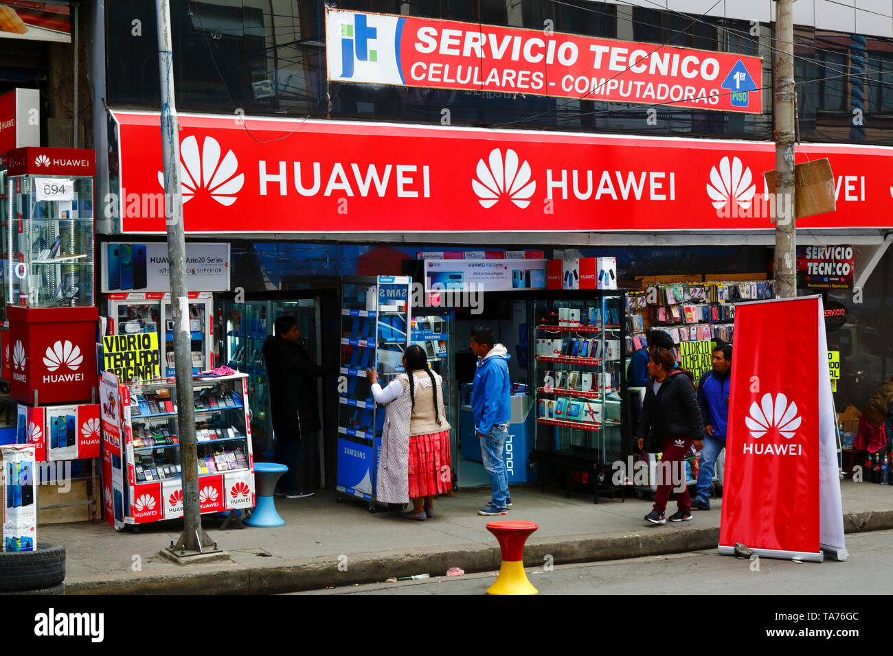 Aymara donna che apre un negozio Huawei in contraband electionics area di mercato, la Paz, Bolivia Foto Stock
