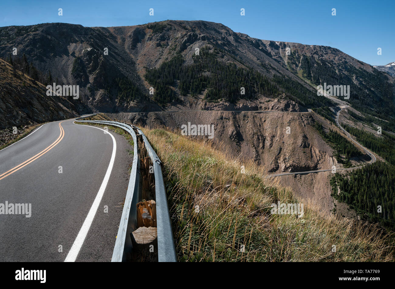 Tutti American Road: la Beartooth Highway incrocio tra Wyoming e Montana è indicato sia come un tutto American Road e un National Scenic Byway. Foto Stock