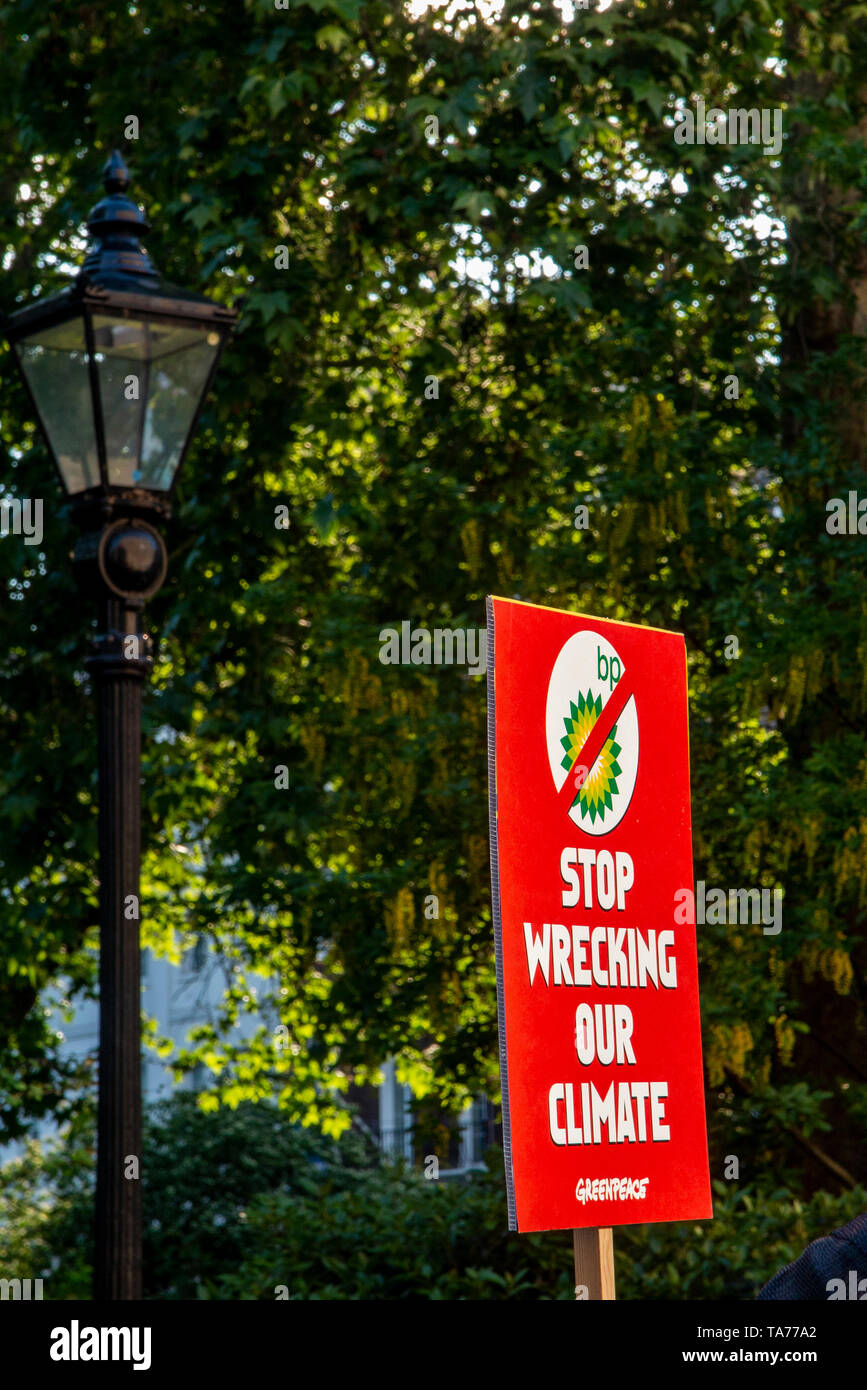 22 maggio 2019 Greenpeace dimostrano al di fuori sede di BP in St James's Square a Londra - protestando circa BP del contributo al cambiamento climatico Foto Stock