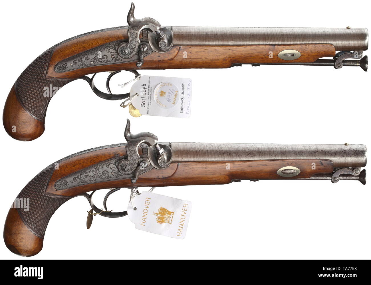 Una coppia di pistole a percussione, Tanner di Hannover, circa 1850 Damasco barili con fori lisci in 16 mm di calibro, sulla sommità della camera firmato, brevetto blocchi di culatta e codoli inciso. Retro-posizionato percussioni serrature con paracapezzoli, piastre di bloccaggio con incisioni viticcio. Pieno di scorte con en suite inciso mobili in ferro. Montato ramrods di ferro. Gli avambracci in parte con leggera tensione crepe. Lunghezza 34 cm. Cfr. Sotheby's, Hannover Vendita, ottobre 2005, lotto n. 888 storico, storico, civile pistola, civile pistole, palmare, Gun, pistole, armi da fuoco, braccio di fuoco, fi, Additional-Rights-Clearance-Info-Not-Available Foto Stock