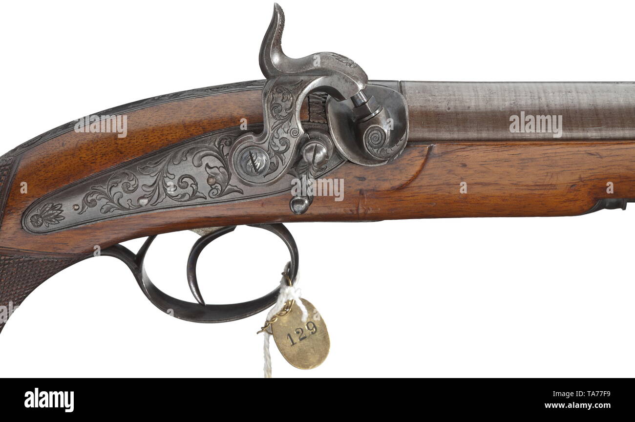 Una coppia di pistole a percussione, Tanner di Hannover, circa 1850 Damasco barili con fori lisci in 16 mm di calibro, sulla sommità della camera firmato, brevetto blocchi di culatta e codoli inciso. Retro-posizionato percussioni serrature con paracapezzoli, piastre di bloccaggio con incisioni viticcio. Pieno di scorte con en suite inciso mobili in ferro. Montato ramrods di ferro. Gli avambracci in parte con leggera tensione crepe. Lunghezza 34 cm. Cfr. Sotheby's, Hannover Vendita, ottobre 2005, lotto n. 888 storico, storico, civile pistola, civile pistole, palmare, Gun, pistole, armi da fuoco, braccio di fuoco, fi, Additional-Rights-Clearance-Info-Not-Available Foto Stock