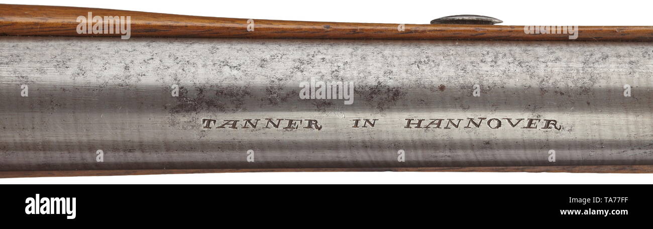 Una coppia di pistole a percussione, Tanner di Hannover, circa 1850 Damasco barili con fori lisci in 16 mm di calibro, sulla sommità della camera firmato, brevetto blocchi di culatta e codoli inciso. Retro-posizionato percussioni serrature con paracapezzoli, piastre di bloccaggio con incisioni viticcio. Pieno di scorte con en suite inciso mobili in ferro. Montato ramrods di ferro. Gli avambracci in parte con leggera tensione crepe. Lunghezza 34 cm. Cfr. Sotheby's, Hannover Vendita, ottobre 2005, lotto n. 888 storico, storico, civile pistola, civile pistole, palmare, Gun, pistole, armi da fuoco, braccio di fuoco, fi, Additional-Rights-Clearance-Info-Not-Available Foto Stock