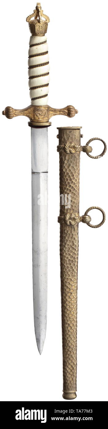 Un pugnale per ufficiali della Marina Imperiale, fabbricato per i veterani nei tardi 1920s rombico pala di spinta senza Maker's Mark, la base con la molla a balestra di bloccaggio. Elsa in ottone con decorazione in rilievo, bianco manico in materiale sintetico, avvolgimento in filo. Fodero realizzato martellato di metalli non ferrosi, due corda a forma di anelli di sospensione. Versione semplificata, prodotto commercialmente per un veterano. storica, storica, marina, le forze navali e militari, militaria, ramo di servizio, rami di servizio, forze armate, servizio armato, oggetto, oggetti, alambicchi, Flic, Additional-Rights-Clearance-Info-Not-Available Foto Stock