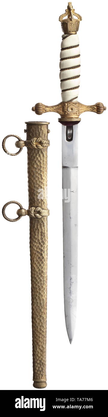 Un pugnale per ufficiali della Marina Imperiale, fabbricato per i veterani nei tardi 1920s rombico pala di spinta senza Maker's Mark, la base con la molla a balestra di bloccaggio. Elsa in ottone con decorazione in rilievo, bianco manico in materiale sintetico, avvolgimento in filo. Fodero realizzato martellato di metalli non ferrosi, due corda a forma di anelli di sospensione. Versione semplificata, prodotto commercialmente per un veterano. storica, storica, marina, le forze navali e militari, militaria, ramo di servizio, rami di servizio, forze armate, servizio armato, oggetto, oggetti, alambicchi, Flic, Additional-Rights-Clearance-Info-Not-Available Foto Stock