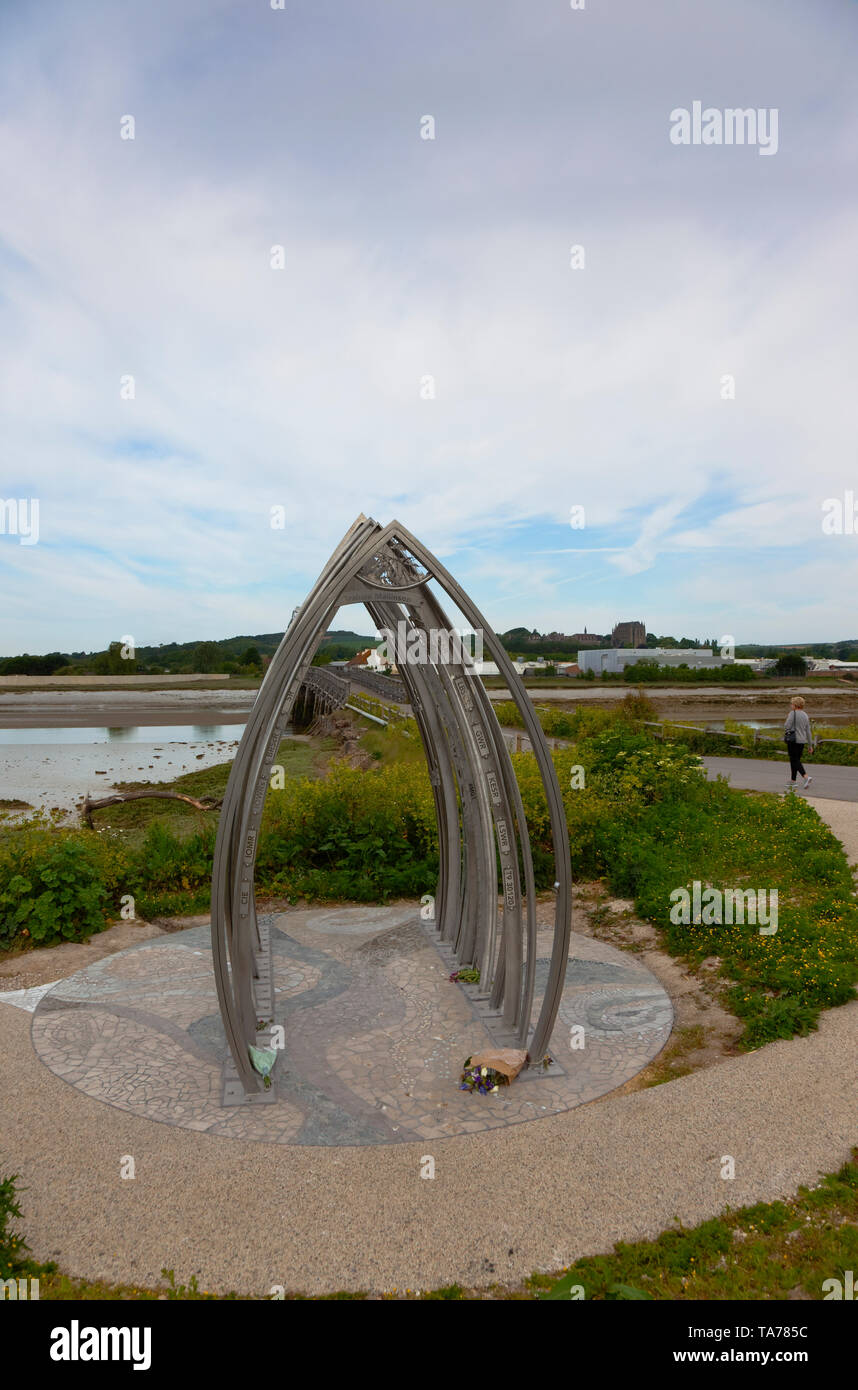 Inghilterra, West Sussex, Shoreham-da-mare, aria crash memorial sculpture di artisti Jane Fordham e David Parfitt e posizionato sulla riva del fiume Adur dalla passerella pedonale all'aeroporto. Foto Stock