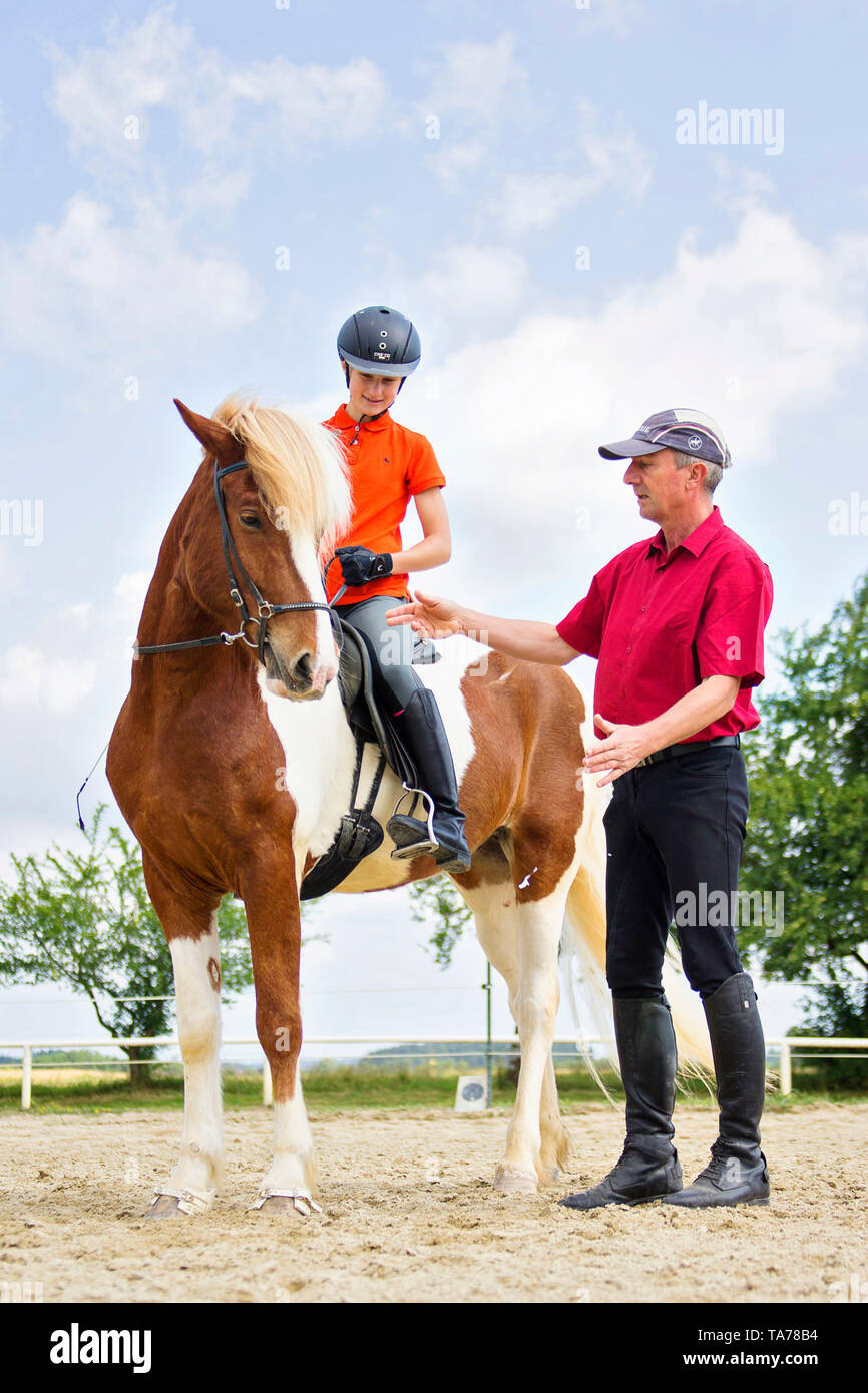 Cavallo islandese. Un istruttore di equitazione dà una ragazza lezioni. Austria Foto Stock