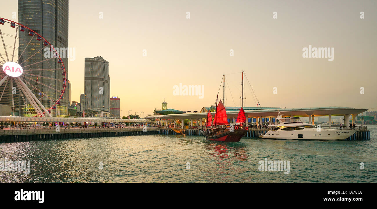 Hong Kong Cina - Mar 12, 2018: skyline di Hong Kong con la indesiderata rosso barca in primo piano Foto Stock