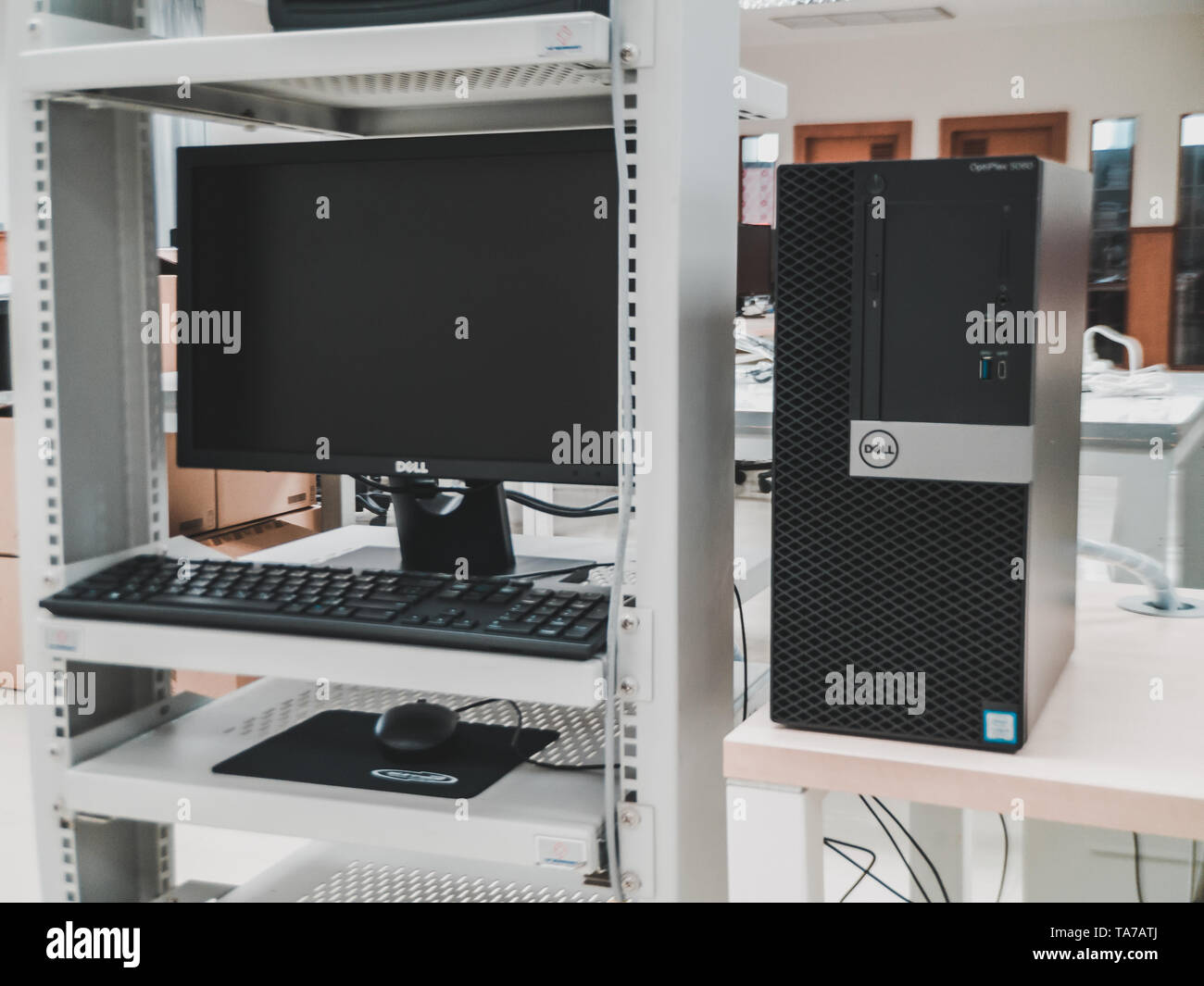 Il nuovo Dell Optiplex PC desktop con processore Intel Core i5 Lago caffè CPU installata nel laboratorio di computer in un'università Foto Stock