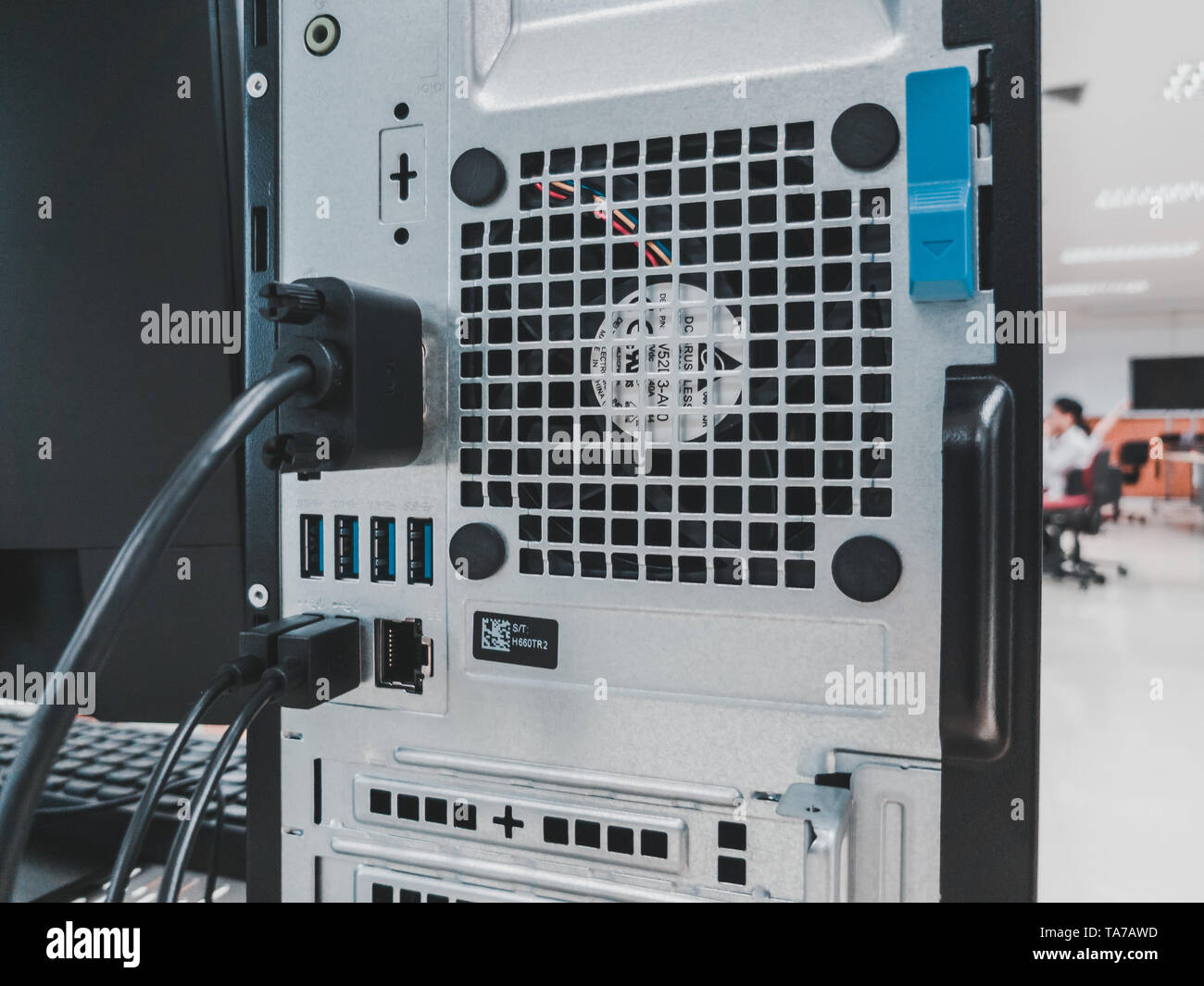 Torna di nuovo Dell Optiplex PC desktop con processore Intel Core i5 Lago caffè CPU per essere installata nel laboratorio di computer in un'università Foto Stock