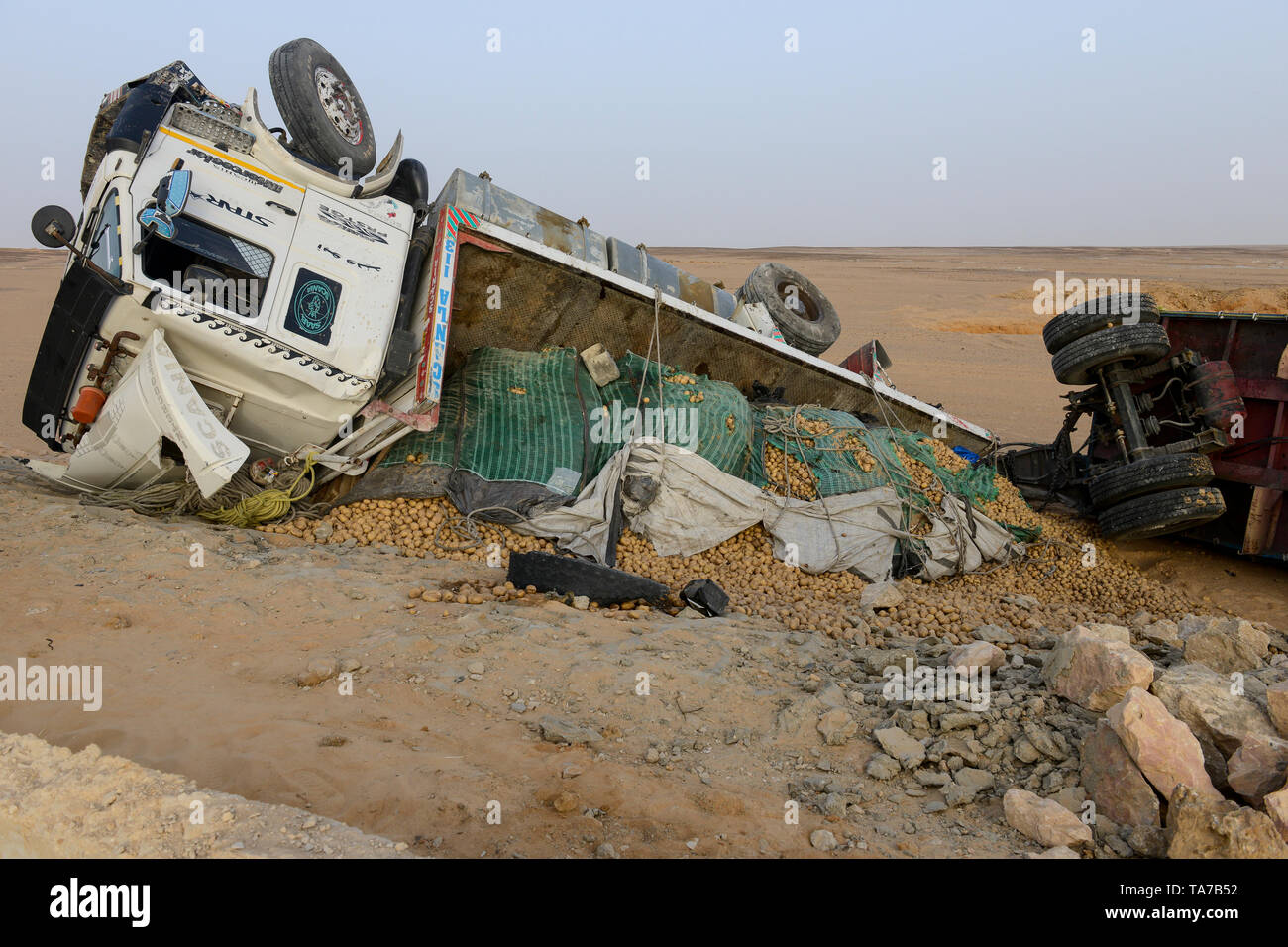 Egitto, Farafra, deserto allevamento, trasporto con autocarro patate dal deserto alle aziende agricole di Cairo, carrello incidente Foto Stock
