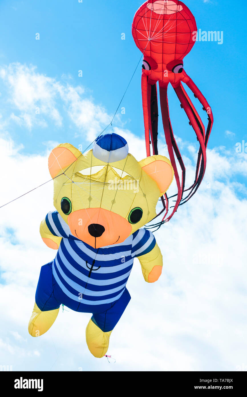 Aquilone volante con polpo rosso a forma di orso e animale Foto Stock