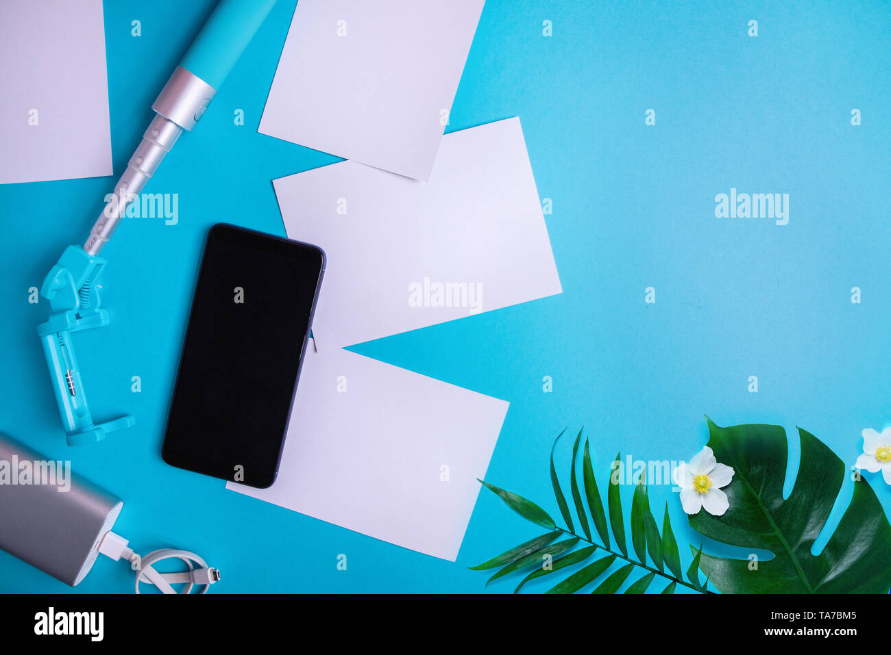 Smartphone schermata vuota, foto su sfondo blu. flat lay Concetto di vacanza Foto Stock