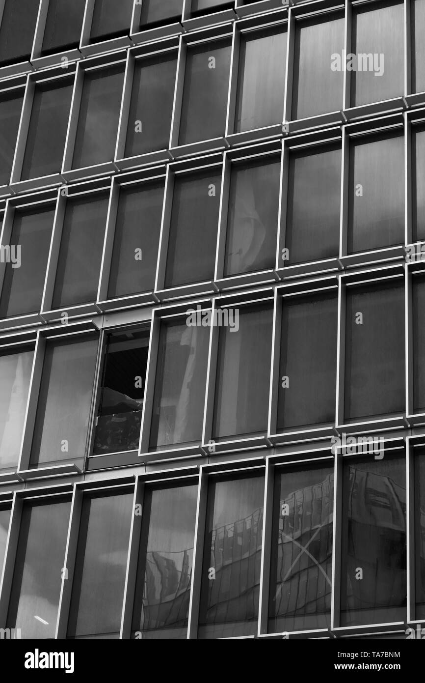 Fotografia in bianco e nero dei grattacieli office windows con una finestra aperta senza vetro,Londra,UK. Foto Stock