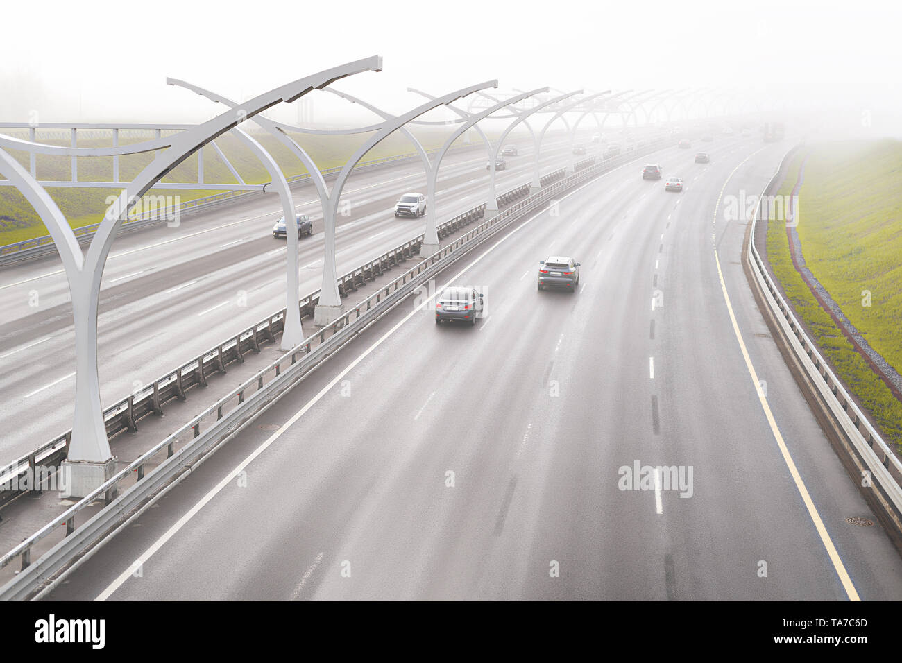 Nebbia sull autostrada road. Il maltempo e pericolosa situazione del traffico tema Foto Stock