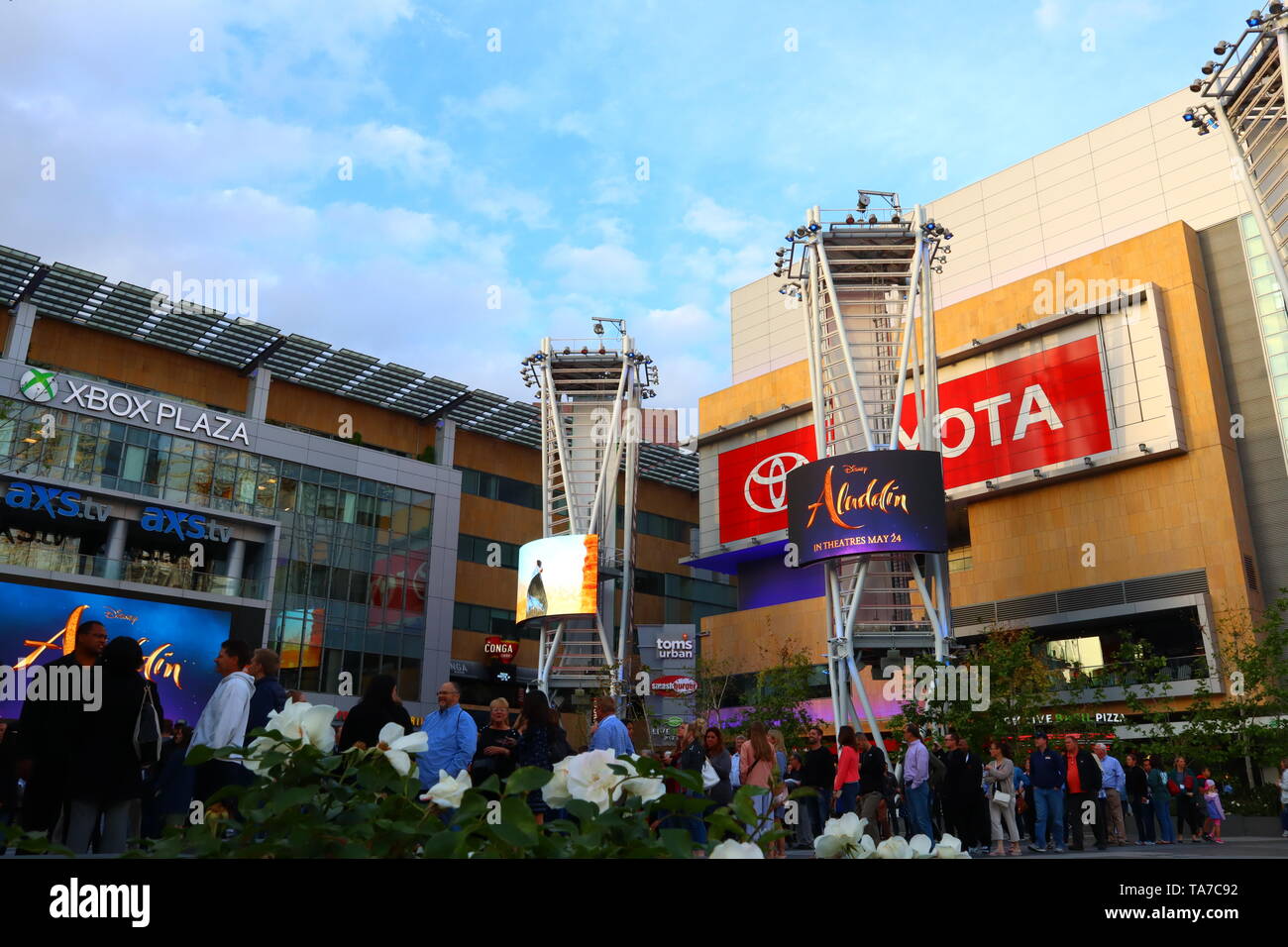 XBOX PLAZA, Microsoft Theatre di fronte alla Staples Center, il centro cittadino di Los Angeles - California Foto Stock