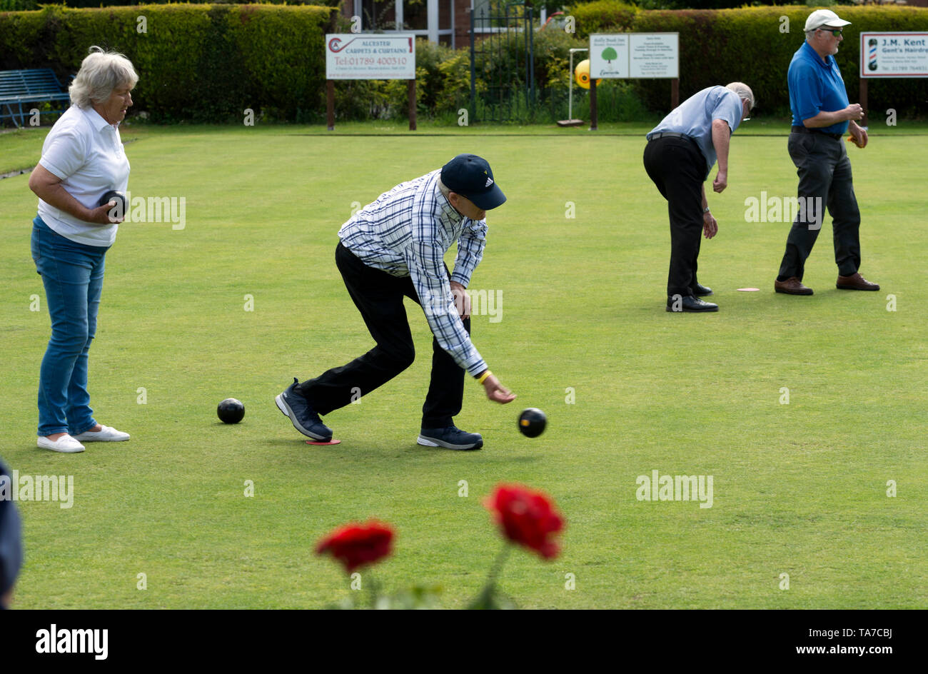 Persone che giocano a corona verde bocce, Warwickshire, Inghilterra, Regno Unito Foto Stock