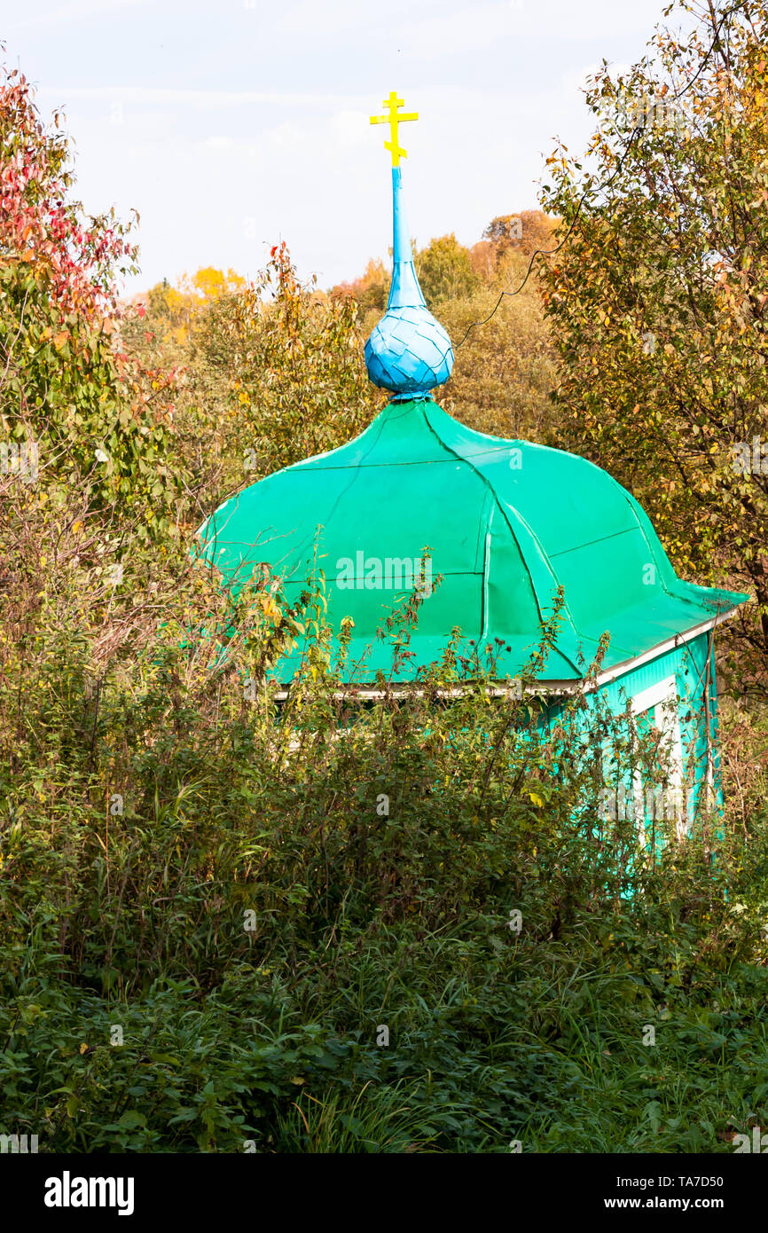 Bella chiesa Totma, Russia soleggiata giornata autunnale su sfondo natura Foto Stock