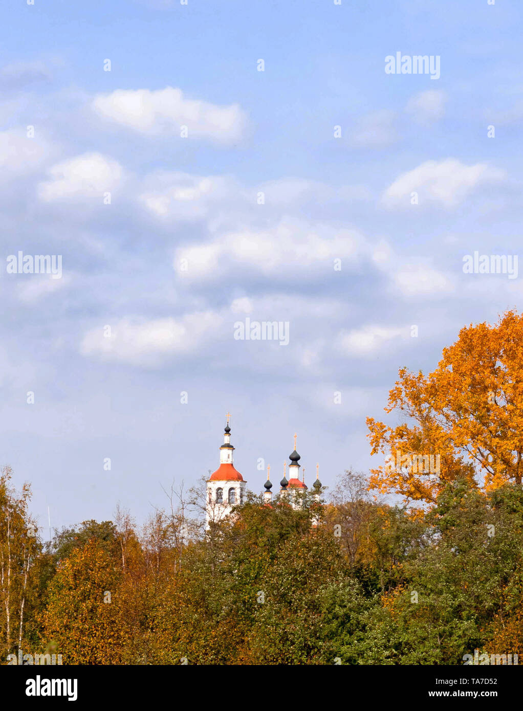 Bella chiesa Totma, Russia soleggiata giornata autunnale su sfondo natura Foto Stock