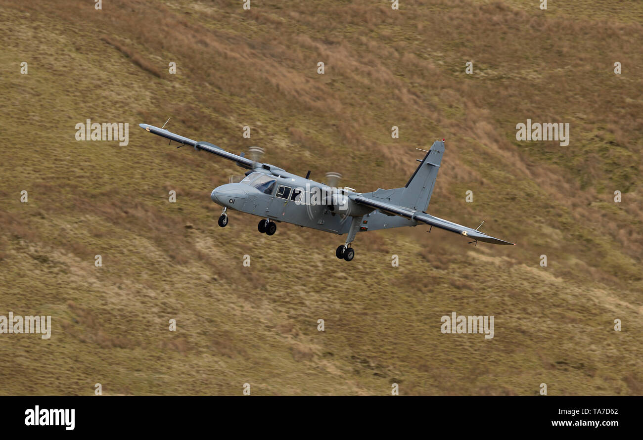 RAF Islander aeromobili battenti di basso livello in Mach Loop in Galles, Regno Unito Foto Stock