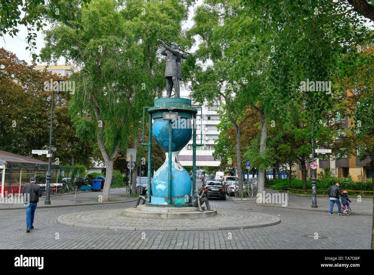 Monumento 'double admiral', Admiralstrasse, Krizevac, Berlino, Germania, Denkmal 'Doppelter Admiral', Admiralstraße, Kreuzberg, Deutschland Foto Stock