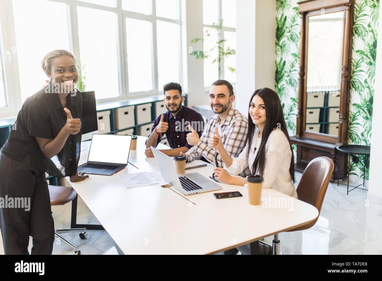 Femmina nero boss aziendale leader multirazziale riunione del team di parlare a diversi imprenditori, African American woman executive discutendo progetto pl Foto Stock
